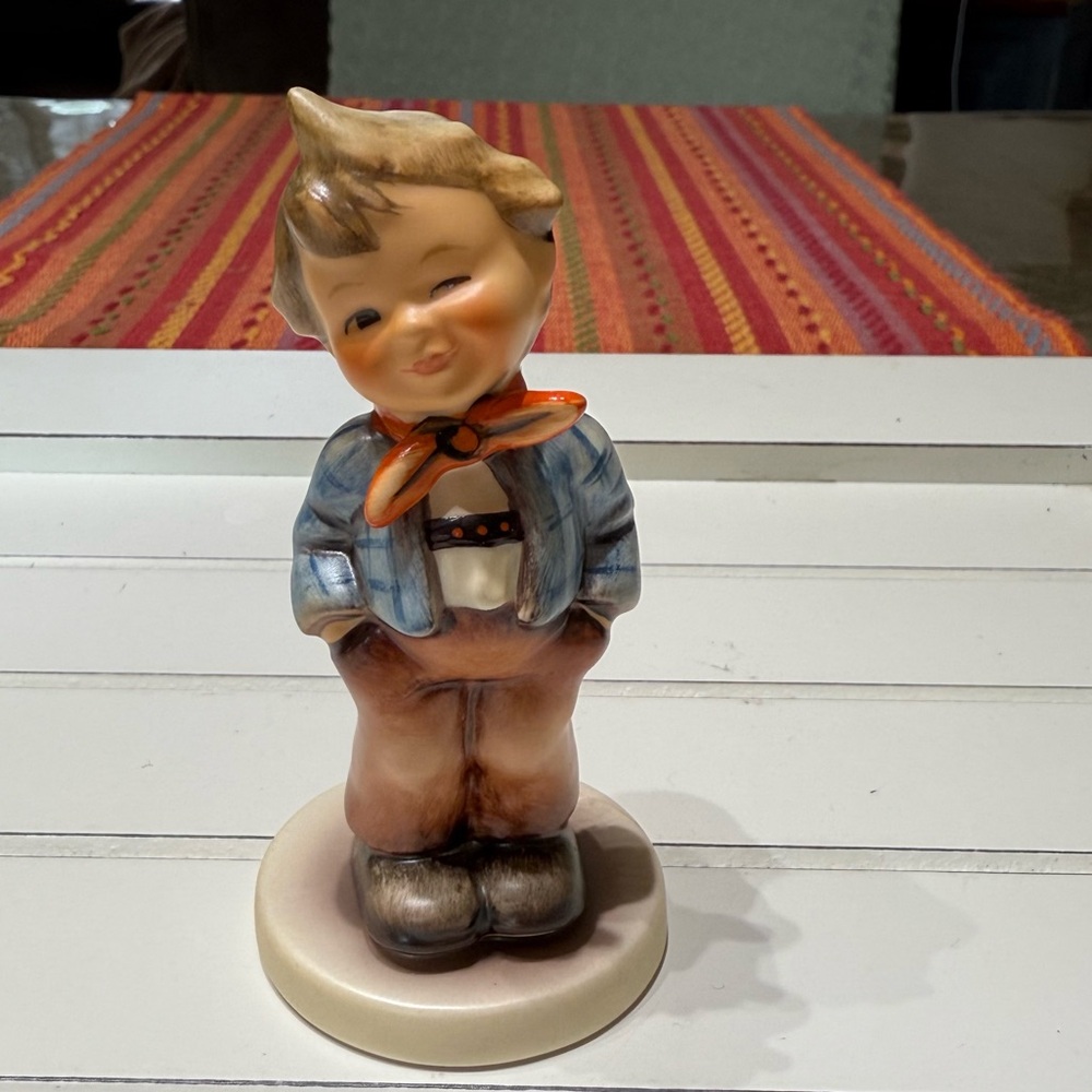 VINTAGE HUMMEL GOEBEL FIGURINE “SCAMP” #553.  TMK-6 Signed from 1989